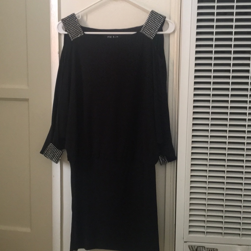 Dress key hole sleeves with diamond lining